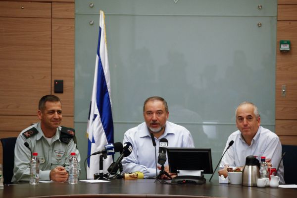 ליברמן מונע מקצינים להופיע בדיונים של הכנסת