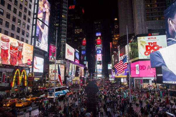 הערב: הטיימס סקוור יצבע בכחול ולבן