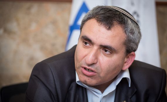 אלקין חש ברע בשבת, צעד לבית החולים ונותח