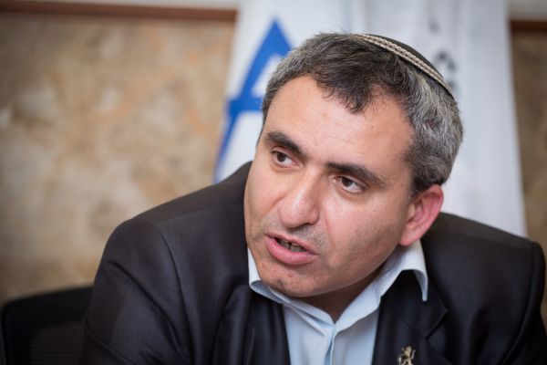 אלקין חש ברע בשבת, צעד לבית החולים ונותח