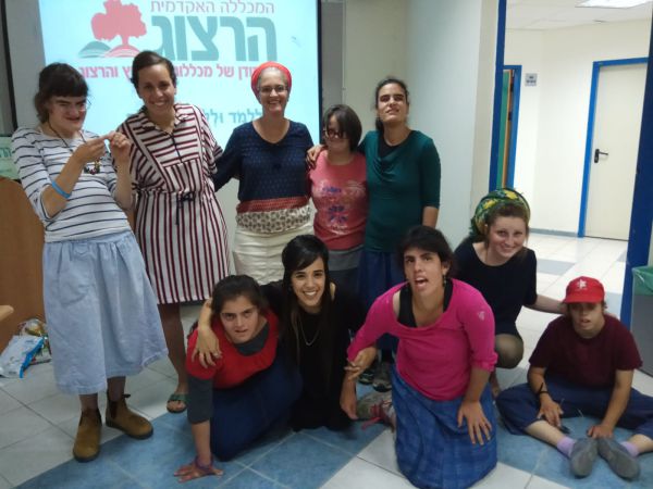 כמו כולן: בנות בעלות צרכים מיוחדים משתלבות במכללה