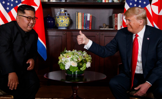 היסטוריה: טראמפ נפגש עם מנהיג צפון קוריאה