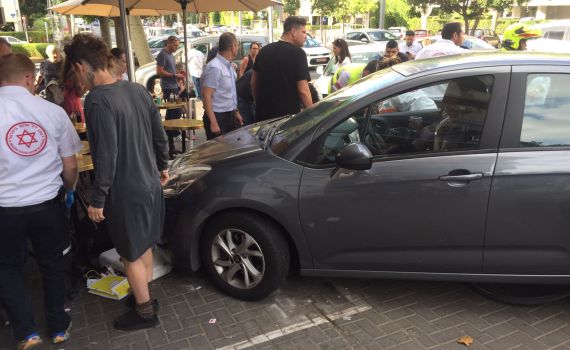 רכב דרס יושבי בית קפה ברחוב וייצמן בתל אביב