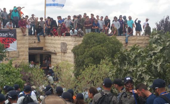 עשרות גברים מתבצרים בבית משפחת בר לב