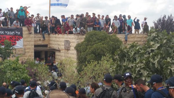 עשרות גברים מתבצרים בבית משפחת בר לב