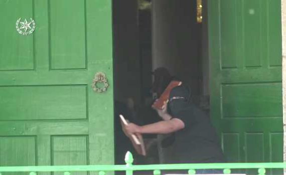 בלי סיבה: ערבים מתפרעים בהר הבית; צפו