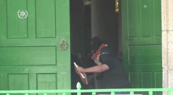 בלי סיבה: ערבים מתפרעים בהר הבית; צפו