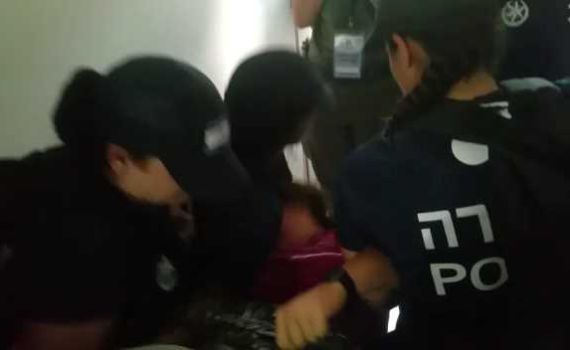 הבנות מתבצרות: השוטרות גוררות אותן החוצה