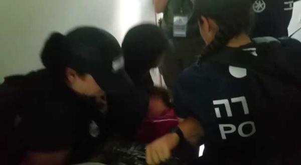 הבנות מתבצרות: השוטרות גוררות אותן החוצה