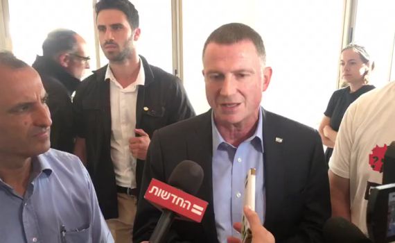 מתפנים ובונים: תושבי נתיב האבות קובעים מזוזה בביתם