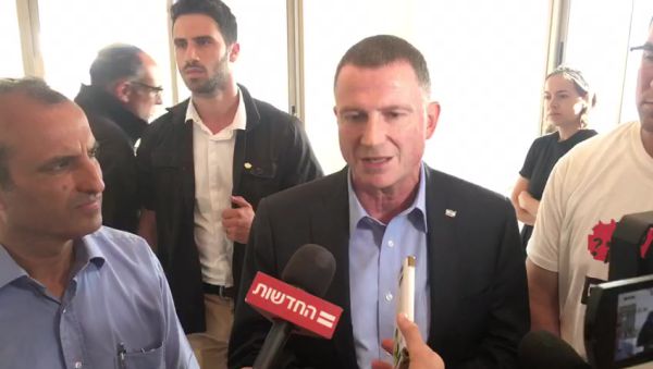 מתפנים ובונים: תושבי נתיב האבות קובעים מזוזה בביתם