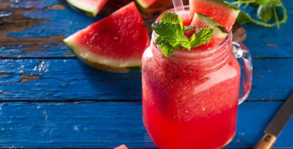 אבטיח לא רק 'על הסכין': השייק שתשמחו לאמץ בחום