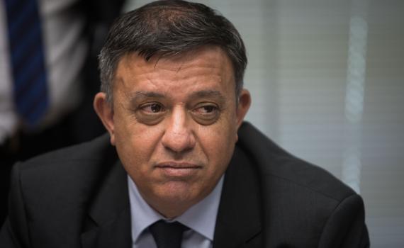 צרות בצרורות: מקורבת לגבאי נחקרה במשטרה