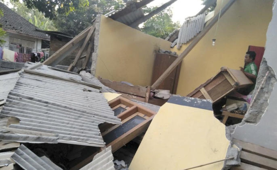 אינדונזיה: לפחות 10 הרוגים ו-40 פצועים ברעידת אדמה