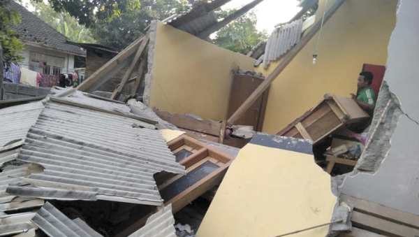 אינדונזיה: לפחות 10 הרוגים ו-40 פצועים ברעידת אדמה