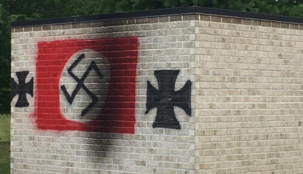 אנטישמיות בארה"ב: צלבי קרס רוססו על בית כנסת