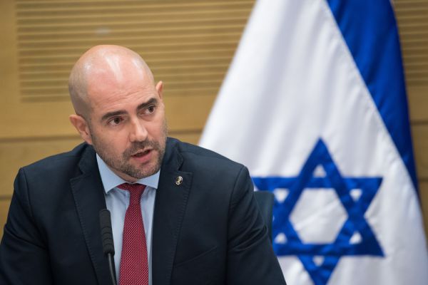 "למנוע מהשר לבטחון פנים להתערב בעבודת המשטרה"