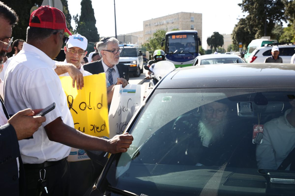 מחאת המשגיחים: חסמו את רכבו של ליצמן. צפו