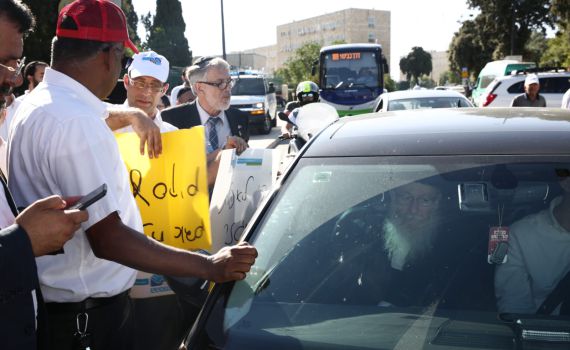 מחאת המשגיחים: חסמו את רכבו של ליצמן. צפו