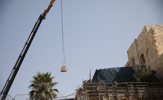 במבצע לוגיסטי: בכותל מפנים את האבן שנפלה