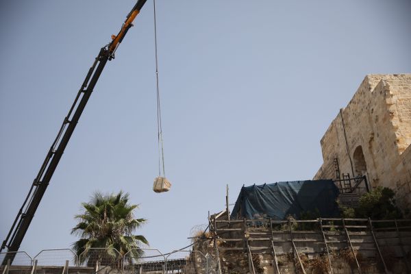 במבצע לוגיסטי: בכותל מפנים את האבן שנפלה