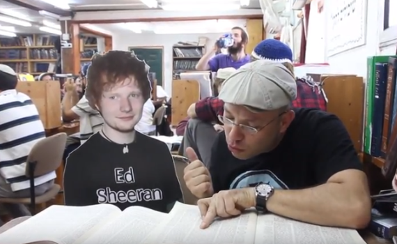 משעשע: להקת החתונות מגיירת את אד שירן •צפו