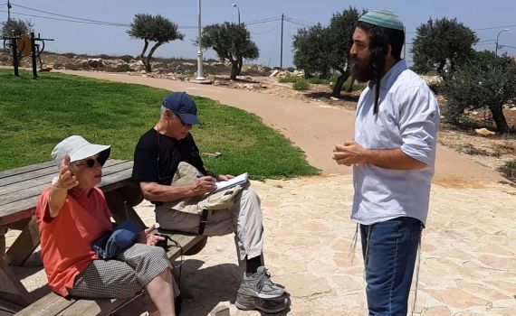 צפו:התרגיל של תושבי יצהר לאשת השמאל הקיצוני