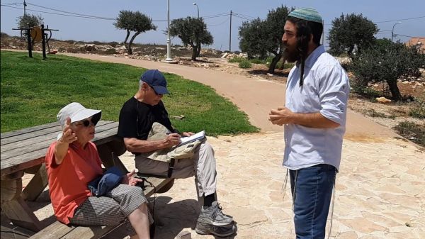 צפו:התרגיל של תושבי יצהר לאשת השמאל הקיצוני