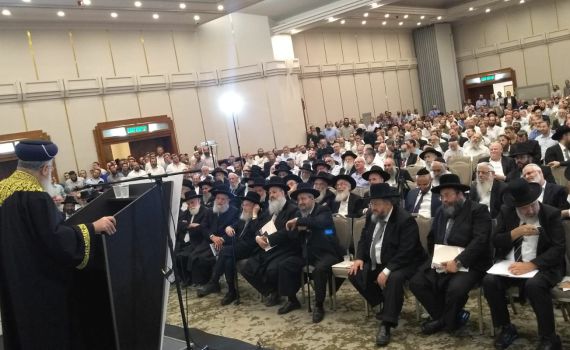 "יש לנו תורה אחת, ורבנות ראשית אחת!"