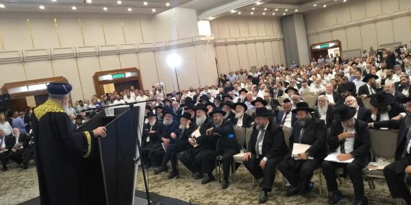 "יש לנו תורה אחת, ורבנות ראשית אחת!"