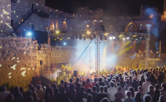 קולולם היסטורי: יהודים, ערבים ונוצרים שרים יחד