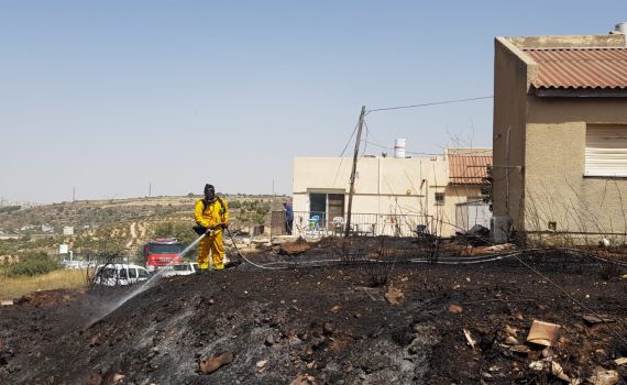 שריפה בכרמי צור; מחבלים השליכו בקבוק תבערה