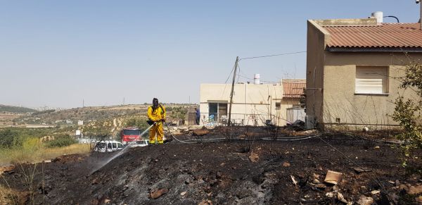 שריפה בכרמי צור; מחבלים השליכו בקבוק תבערה