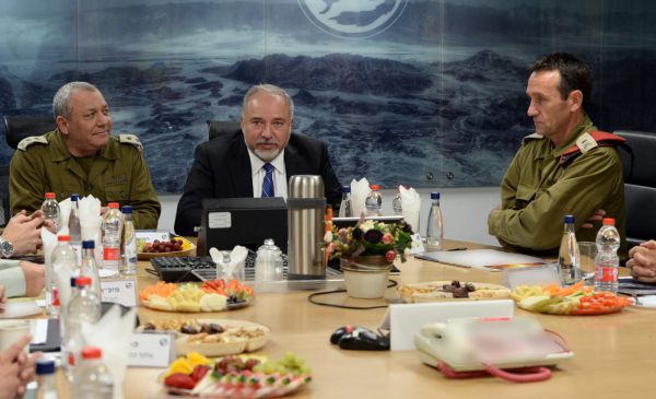 שקט מתוח בעזה: ליברמן ואייזנקוט קיימו הערכת מצב בדרום