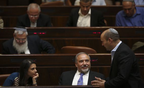 ליברמן ובנט בחילופי האשמות: "שר ביטחון חלש"