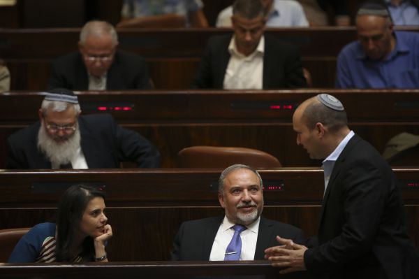 ליברמן ובנט בחילופי האשמות: "שר ביטחון חלש"