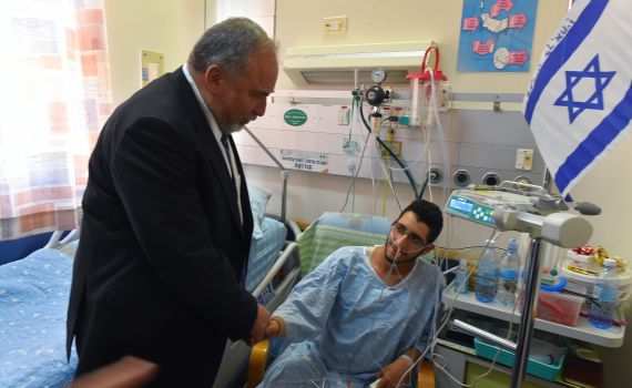 ליברמן לקצין שנפצע בעזה: "בסוף צה"ל מגיע לכולם"