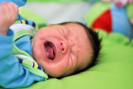 גננת מהשומרון נעצרה בחשד לאלימות בפעוטה