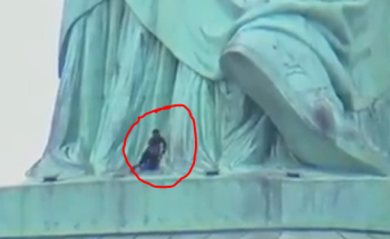 דרמה בניו יורק: אישה טיפסה על פסל החירות. צפו