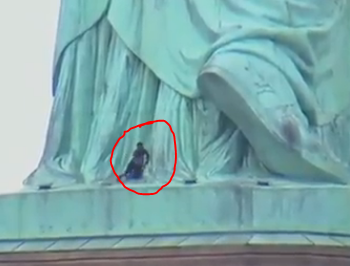 דרמה בניו יורק: אישה טיפסה על פסל החירות. צפו