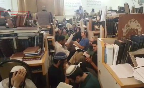 תיעוד מיוחד: הרב טל ממרר בבכי בקריאת 'איכה'. צפו