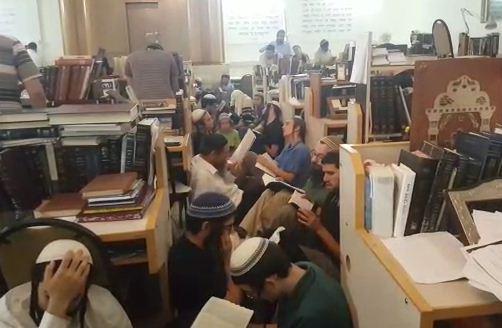 תיעוד מיוחד: הרב טל ממרר בבכי בקריאת 'איכה'. צפו