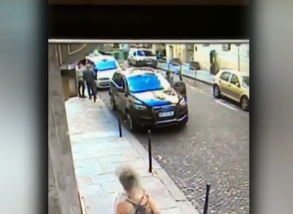 מביך: רכבו של נספח צה"ל נגנב לעיני המאבטח. צפו