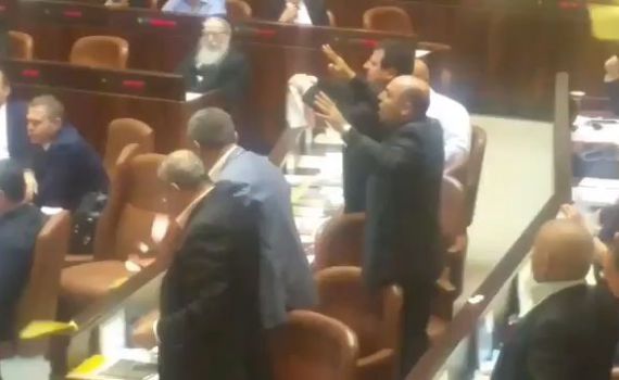 צפו: המהומה של הח"כים הערבים באישור חוק הלאום