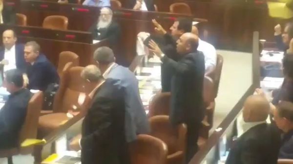 צפו: המהומה של הח"כים הערבים באישור חוק הלאום