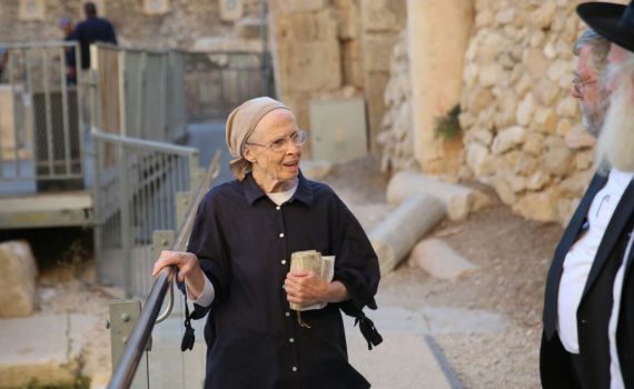 האישה שניצלה מהאבן מודה: "ברוך שעשה לי נס"