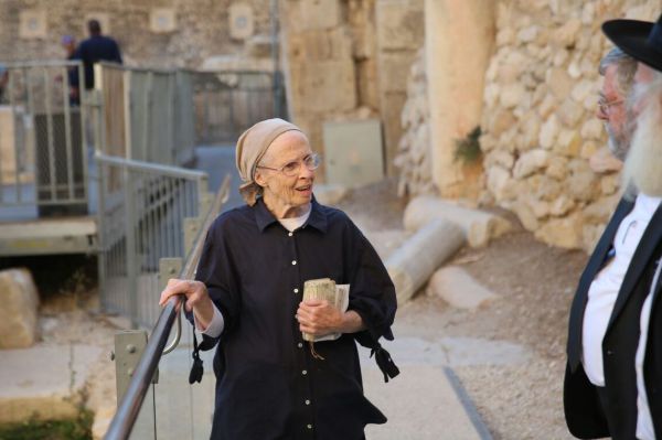 האישה שניצלה מהאבן מודה: "ברוך שעשה לי נס"