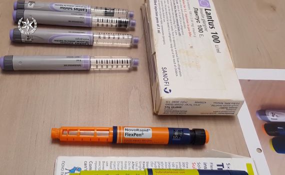הזריקה לילדים אינסולין כדי לקבל כספי ביטוח לאומי