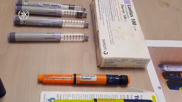 הזריקה לילדים אינסולין כדי לקבל כספי ביטוח לאומי