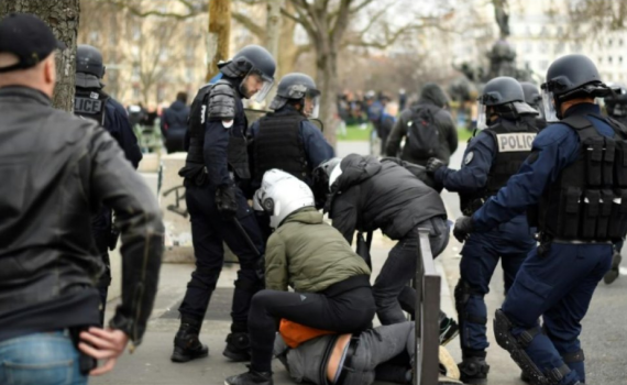 צפו: בכיר בממשלת צרפת מכה מפגין